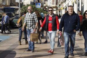 Muchos melillenses aprovechan el adelanto de las rebajar para hacer compras