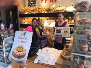 Las trabajadoras de La Perfecta vendiendo el tradicional Roscón de Reyes