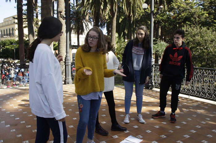 El grupo de teatro de Fran Antón realizando una de las actividades en el Parque Hernández