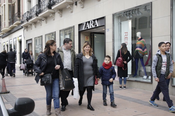 En varias tiendas del centro, como Zara, se veía a números muy elevados de personas en su interior comprando