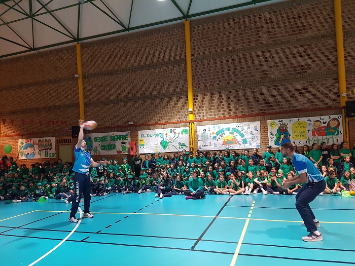 Los jugadores realizaron una pequeña exhibición de voleibol en el polideportivo del Colegio Buen Consejo
