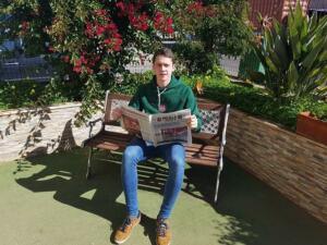 El joven delantero melillense se informa leyendo el Diario MELILLA HOY
