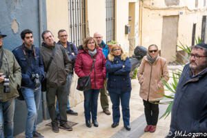 El presidente de Mem Guímel, Mordejay Guahnich, explicando al visita