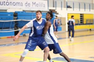 Fran Guerra y Massine Fall pugnando por hacerse con la posición