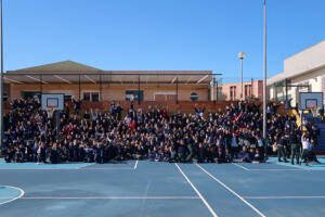 Foto de familia de la visita realizada ayer al Colegio Enrique Soler