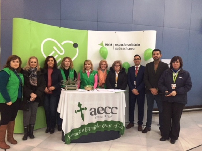 La presidenta local de la AECC, Ana Rodríguez (cuarta por la derecha), el director del Aeropuerto, Iván Grande (a su izquierda), trabajadores y voluntarios de AECC