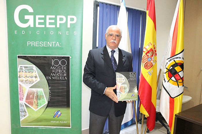 Agulló presentó el libro en la Casa de Melilla en Málaga