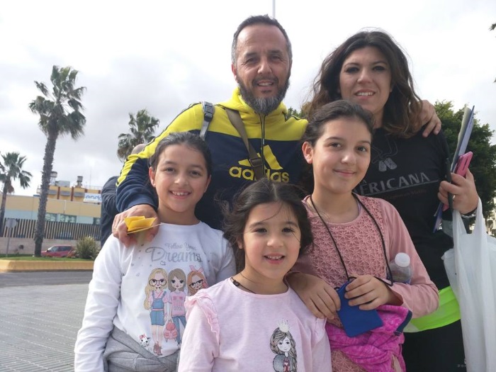 Distintas familias han participado en una de las actividades organizadas ayer por British Centre Melilla: “Buscando el tesoro”