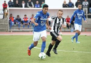 Mahanan, capitán de la U.D. Melilla, frente al balono Juampe, en el choque de la pasada campaña