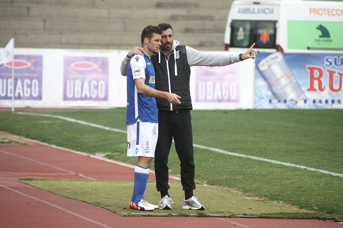 El entrenador Manolo Herrero da instrucciones a Nacho Aznar, antes de sustituir a Juanma Espinosa