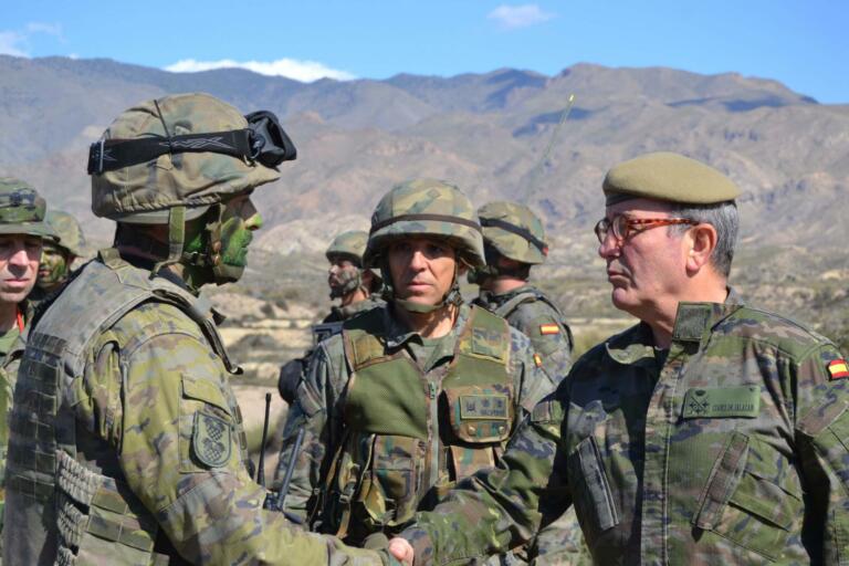 El Teniente General Juan Gómez de Salazar Mínguez, Jefe de la Fuerza Terrestre del Ejército de Tierra, saludó a los soldados melillenses a su llegada