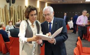 Imbroda, cuando regaló a la ministra de Sanidad Dolors Montserrat el libro sobre la restauración del edificio Cruz Roja