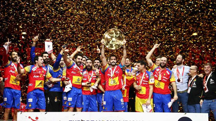 La selección española celebra el título europeo