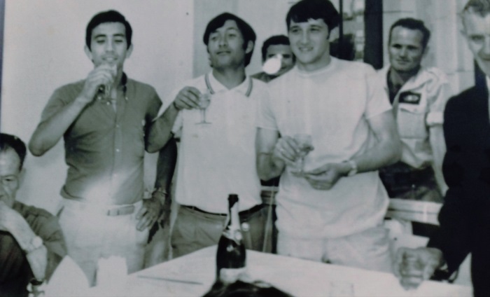 José Oña, el tercero por la izquierda, durante una celebración