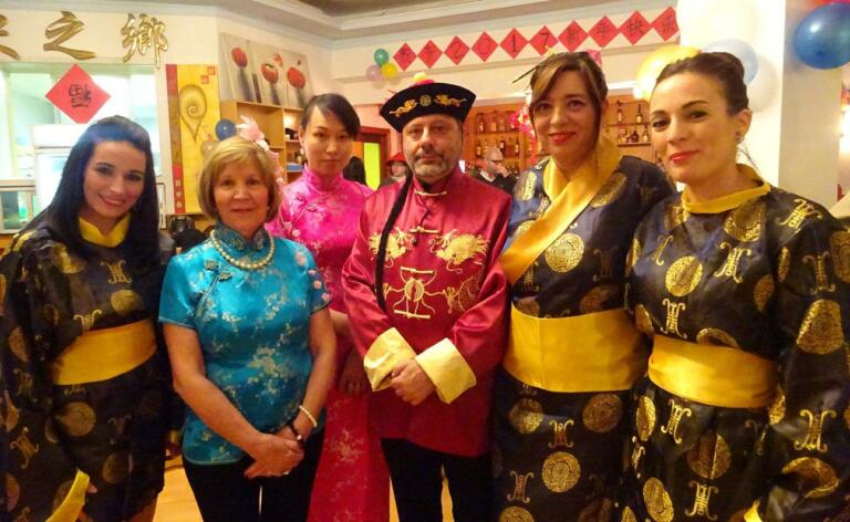 Varios melillenses celebrando con la comunicad china de la ciudad el nuevo año