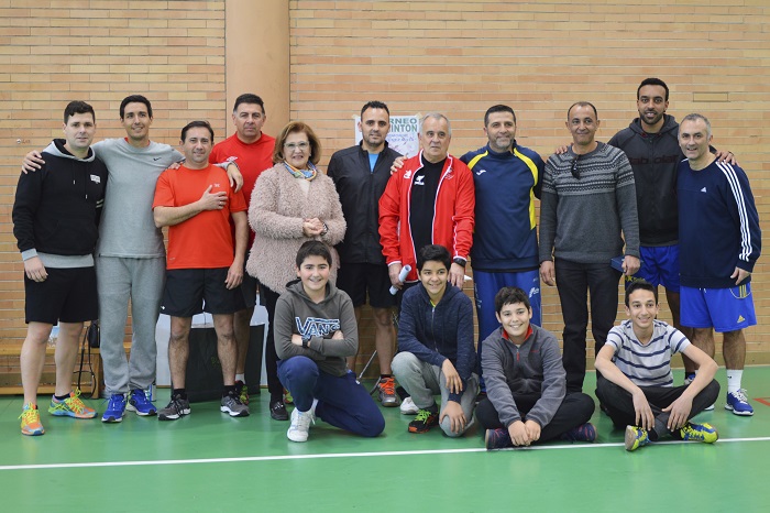 Foto de familia entre los jugadores y directivos del torneo, así como de los familiares de Sánchez Mota y de los patrocinadores del evento