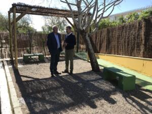El consejero y el técnico Paredes en la zona donde se realizará la terapia