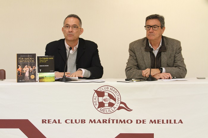El directivo vocal de Cultura, Juan Bellver y el presidente del Club Marítimo, José Manuel Calzado