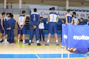 Alejandro Alcoba mantuvo una charla con sus jugadores
