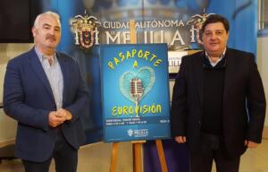 Sebastián Alarcón y el viceconsejero de Festejos, junto al cartel anunciador