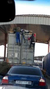 En la imagen subiendo al barco antes de ser detenidos por la Guardia Civil