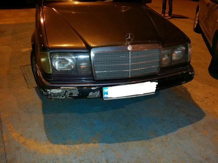 El vehículo, un Mercedes oscuro, ha sido intervenido por la Policía Local