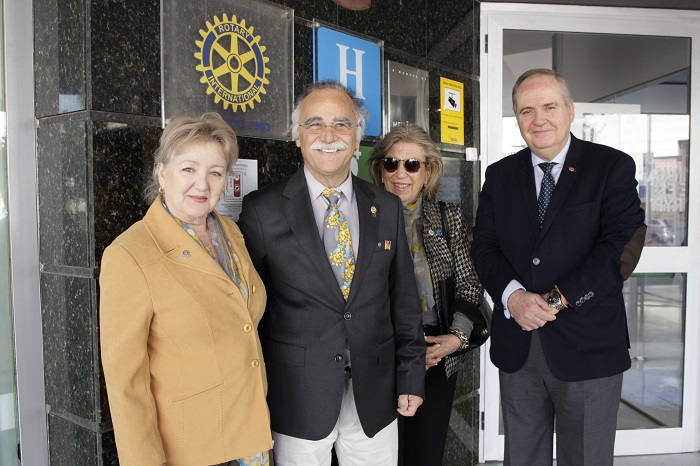 El gobernador de Rotary acompañado por su esposa, el presidente del club en Melilla y Ana Belmonte