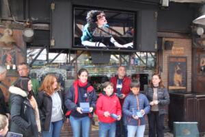 Los galardonados en la clase Cruceros posando con la esposa y las hijas de José Marín