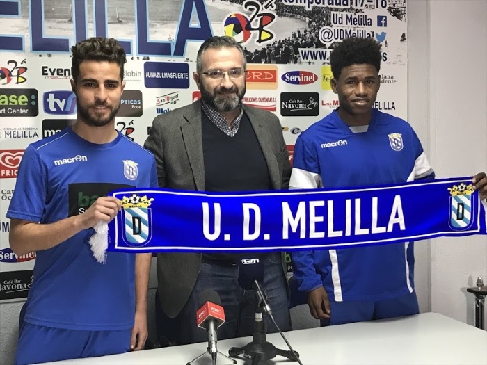 Los recién llegados y el presidente del club posando con una bufanda de la U.D. Melilla