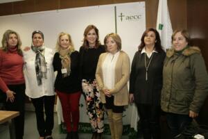 La consejera junto a Ana Rodríguez, presidenta de AECC y voluntarias