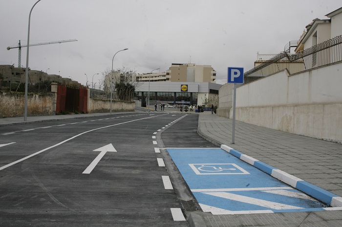 Al cubrir parcialmente el Arroyo Alfonso XIII, se ha ampliado el vial de acceso al Jardín Melillense, que ha sido dotado de un doble sentido de circulación