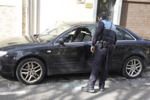 Este vehículo estacionado amaneció con la luna del conductor fracturada