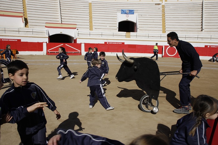 Los alumnos no pararon de jugar con el toro con ruedas