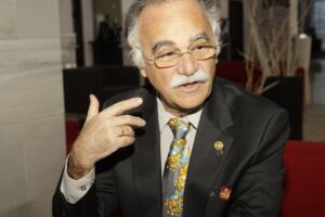 El gobernador de Rotary, Luis Santos Serrano con un emblema de la campaña de la polio