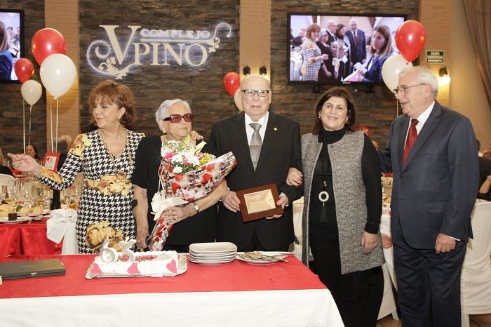 La pareja homenajeada junto al presidente y las viceconsejeras San Martín y Conde
