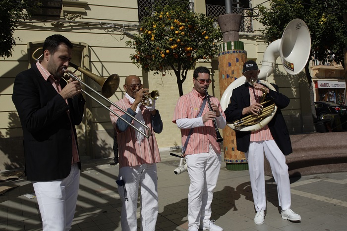 La banda New Orleans Jump tocando jazz ayer en la Plaza Menéndez Pelayo