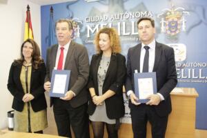 Responsables de la Caixa y la Consejería posan junto con el documento del acuerdo