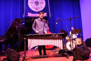 Imagen del concierto de Javier Navas Quartet haciendo jazz con un xilófono