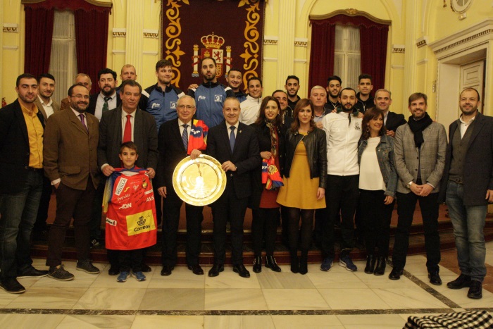Foto de grupo de las autoridades políticas y deportivas junto a la gran familia del Gimnástico Melilla