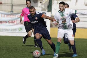 Adam, jugador del conjunto melillense, en el encuentro que su equipo ganó al Juventud de Torremolinos en el Campo de La Espiguera