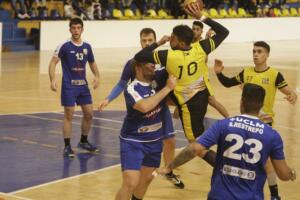 Yusef, jugador del Gimnástico Melilla, intentando superar la defensa del Caserío Ciudad Real