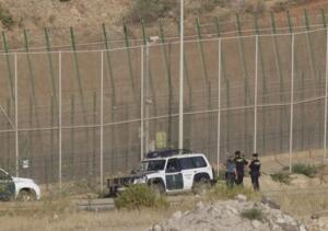 Una de las decenas de cámaras de seguridad de la valla