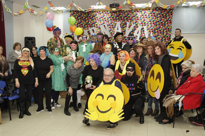 Imagen de grupo del Carnaval de las Aulas Culturales de Mayores