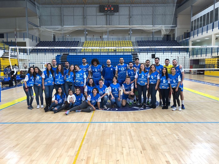 Los jugadores del Club Voleibol Melilla, junto al equipo femenino que jugará la fase de ascenso