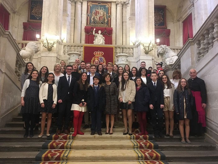 Imagen de los niños junto a los padres invitados en el Palacio Real de Madrid