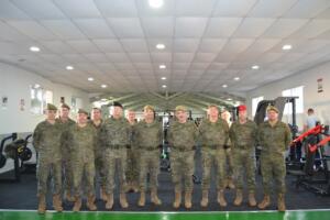 El comandante general acompañado del jefe de la Base discontinua y de jefes de las unidades