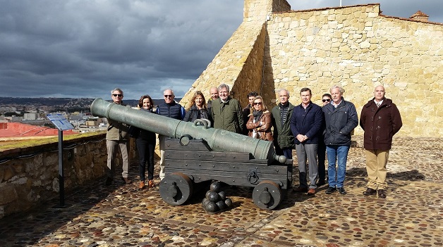 Al ministro sorprendió el cañón Calabrino, de bronce, del museo militar
