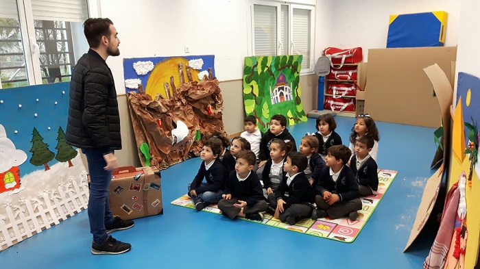 Los niños de Educación Infantil y Primaria realizando actividades en inglés