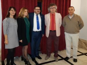 Raad Salam (2º a la derecha), a la finalización de su conferencia, posa con melillenses de distintas culturas: Farid Mohamed, Mordejay Guahnich, Mª Carmen Pardos y María Elena Fernández