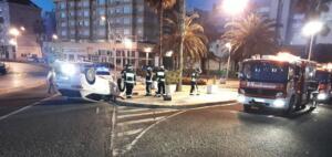 El vehículo perdió el control al girar y terminó chocando con una farola y varias señales (FOTO @1BomberoMelilla)